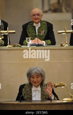 Le chef d'orchestre japonais Seiji Ozawa prend la parole lors d'une cérémonie à l'Institut de France à Paris, France, le 24 septembre 2008. Ozawa prend aujourd'hui son siège à la prestigieuse académie des beaux-arts de France. Ozawa, âgé de 73 ans, a été élu en 2001 comme l'un des 16 membres associés étrangers, rejoignant ainsi le cinéaste américain Woody Allen ou l'architecte Norman Foster. Photo de Thierry Orban/ABACAPRESS.COM Banque D'Images