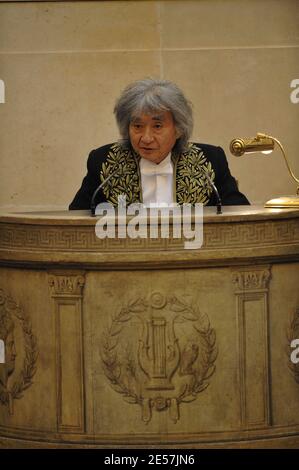Le chef d'orchestre japonais Seiji Ozawa prend la parole lors d'une cérémonie à l'Institut de France à Paris, France, le 24 septembre 2008. Ozawa prend aujourd'hui son siège à la prestigieuse académie des beaux-arts de France. Ozawa, âgé de 73 ans, a été élu en 2001 comme l'un des 16 membres associés étrangers, rejoignant ainsi le cinéaste américain Woody Allen ou l'architecte Norman Foster. Photo de Thierry Orban/ABACAPRESS.COM Banque D'Images