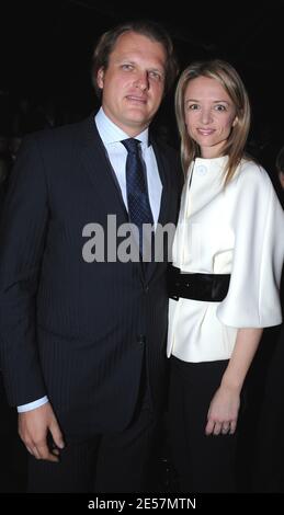 Delphine Arnault et son mari Alessandro Vallarino Gancia assistent au salon de la collection prêt-à-porter du printemps 2009 de Christian Dior à Paris, en France, le 29 septembre 2008. Photo de Christophe Guibbbaud/ABACAPRESS.COM Banque D'Images