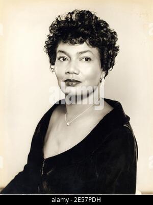 1960 , Etats-Unis : la chanteuse de jazz et actrice Pearl BAILEY ( 1918 - 1990 ) dans TOUS LES JEUNES CANNIBALES DE Michael Anderson , MGM productions -CINÉMA - FILM - portrait - ritrato - collier - collana - perla - perles - perle - orecchini - orecchino - ardrop - ardrops - bijoux - bijou - bijoux - gioiello - gioielli - tour de cou - décolleté - scollatura - decolleté --- Archivio GBB Banque D'Images