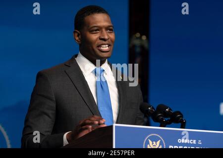 Wilmington, Delaware, États-Unis. 19 décembre 2020. Michael Regan fait des remarques après avoir été présenté comme candidat du président américain élu Joe Bidens pour être le nouvel administrateur de l'EPA au Queen Theatre le 19 décembre 2020 à Wilmington, Delaware. Crédit : Alex Edelman/ZUMA Wire/Alay Live News Banque D'Images