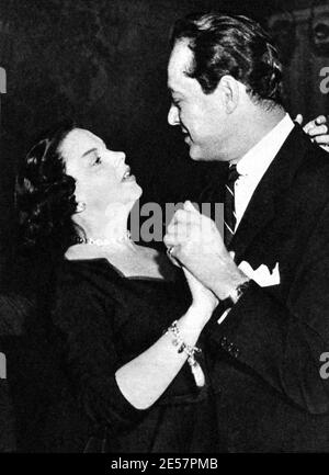 1955 c. , Los Angeles , USA: La chanteuse et actrice JUDY GARLAND ( 1922 - 1969 ) avec le 3ème groupe domestique SID LUFT ( 1915 - 2005 ) - film - cinéma - cantte - atrice --- Archivio GBB Banque D'Images