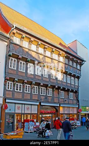 BRAUNSCHWEIG, ALLEMAGNE - 22 NOVEMBRE 2012 : rue commerçante Kattreppeln avec maisons anciennes à colombages, située à Altstadt, le 22 novembre 2012 à Braun Banque D'Images