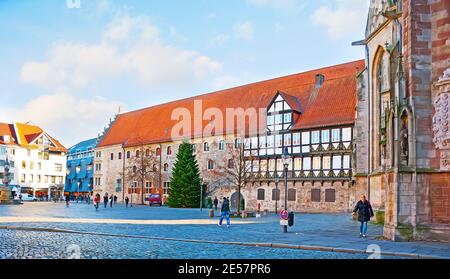 Le bâtiment médiéval en pierre de Gewandhaus (entrepôt et maison de guilde), situé sur la place du marché de la vieille ville (Altstadtmarkt), Braunschweig, Allemagne Banque D'Images