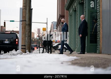 Wilmington, Delaware, États-Unis. 19 décembre 2020. Joe Biden, président élu DES ÉTATS-UNIS, part après avoir pris la parole lors d'un événement pour présenter les principaux candidats au Cabinet et les membres de son équipe climatologique au Queen Theatre de Wilmington, Delaware, le 19 décembre 2020. Crédit : Alex Edelman/ZUMA Wire/Alay Live News Banque D'Images