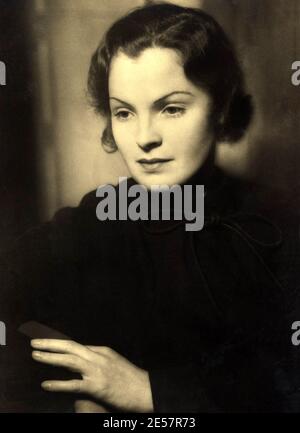 1933 c., AUTRICHE : la chanteuse allemande, comédienne de scène et de cinéma MAGDA SCHNEIDER ( 1909 - 1996 ). Portrait de Clausen-Rota . Épouse de l'acteur Wolf Albach-Retty , mère de la célèbre actrice ROMY SCHNEIDER . - SCHNEIDER - ATTRICE - FILM - FILM - CINÉMA - RITRATO --- ARCHIVIO GBB Banque D'Images