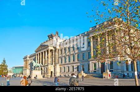 La place Schlossplatz et le palais Braunschweig (Braunschweiger Residenzschloss) avec Quadriga au sommet et des statues équestres en face de lui, Germa Banque D'Images