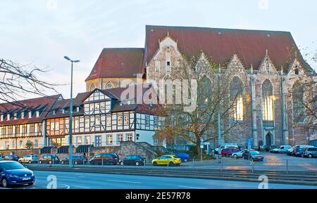 BRAUNSCHWEIG, ALLEMAGNE - 22 NOVEMBRE 2012 : l'église St Giles (Sankt Agidien) et une ligne de maisons à colombages le long de l'avenue Augustinstrasse, le 2 novembre Banque D'Images