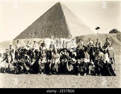 Années 1930 , GIZA , EGYPTE : voyageurs italiens en EGYPTE à la pyramide de KEOPE ( Cheope ) - TOURISME - TURISMO - tourisme - turisti - Tourisme - Turista - touristes - viaggio - voyage - voyage - viaggiatori - voyages - viaggiatore - voyager - voyage - cammelli - chameau - chameaux - complexe pyramidal Gizeh - Necropoli - EGIOIBT - FOTO STORICHE - HISTOIRE -- -- Archivio GBB Banque D'Images