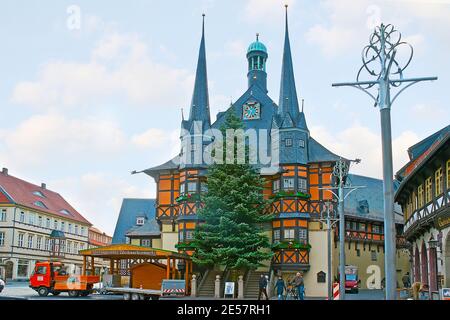 WERNIGERODE, ALLEMAGNE - 23 NOVEMBRE 2012 : la Marktplatz (place du marché) avec un spectaculaire bâtiment à colombages de Rathaus (hôtel de ville), le 2 novembre Banque D'Images