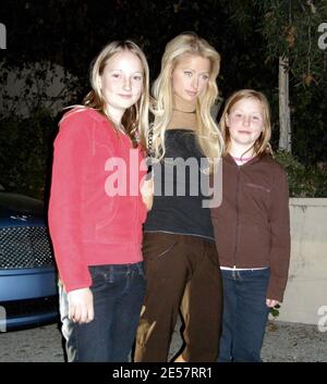 Paris Hilton pose avec deux jeunes fans danois à l'extérieur de sa maison à Hollywood, ca. 01/07/07 [[mar]] Banque D'Images