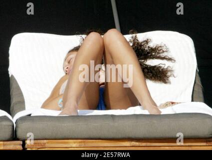 Exclusif !! Sharlely Kerssenberg est superbe dans son style Beckham stetson et ses nuances. Le modèle hollandais chaud a pris une pause de l'ami Boris Becker pour avoir une sieste sur Miami Beach, FL, 1/9/06 [[mab]] Banque D'Images