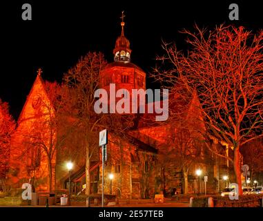 L'illumination rouge vif de la cathédrale luthérienne évangélique de Saint-Boniface (Munster St Bonifatius) en feux rouges, Munsterkirchhof, Hamelin, Allemagne Banque D'Images