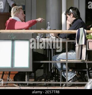 Exclusif !! Brigitte Nielsen et son jouet Mattia Dessi déjeunent au Cafe Med à West Hollywood, Californie. Nielsen, qui n'aurait que 43 ans, semble montrer des signes d'âge. 1/28/07 [[rac]] Banque D'Images