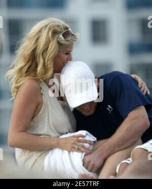 Exclusif !! La supermannequin et ex-épouse du rocker Rod Stewart Rachel Hunter prend du temps lors d'une séance photo dans un hôtel local pour passer un moment intime sur Miami Beach avec l'actuel beau Jarret Stoll de l'équipe de hockey sur glace des Oilers d'Edmonton. Le couple a bu mojitos, regardé un ami jongler, mais ne pouvait pas garder leurs mains les unes hors des autres. 1/23/07 [[tag mab]] Banque D'Images