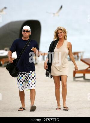 Exclusif !! La supermannequin et ex-épouse du rocker Rod Stewart Rachel Hunter prend du temps lors d'une séance photo dans un hôtel local pour passer un moment intime sur Miami Beach avec l'actuel beau Jarret Stoll de l'équipe de hockey sur glace des Oilers d'Edmonton. Le couple a bu mojitos, regardé un ami jongler, mais ne pouvait pas garder leurs mains les unes hors des autres. 1/23/07 [[tag mab]] Banque D'Images