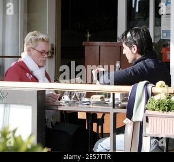 Exclusif !! Brigitte Nielsen et son jouet Mattia Dessi déjeunent au Cafe Med à West Hollywood, Californie. Nielsen, qui n'aurait que 43 ans, semble montrer des signes d'âge. 1/28/07 [[rac]] Banque D'Images
