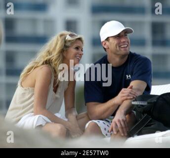 Exclusif !! La supermannequin et ex-épouse du rocker Rod Stewart Rachel Hunter prend du temps lors d'une séance photo dans un hôtel local pour passer un moment intime sur Miami Beach avec l'actuel beau Jarret Stoll de l'équipe de hockey sur glace des Oilers d'Edmonton. Le couple a bu mojitos, regardé un ami jongler, mais ne pouvait pas garder leurs mains les unes hors des autres. 1/23/07 [[tag mab]] Banque D'Images