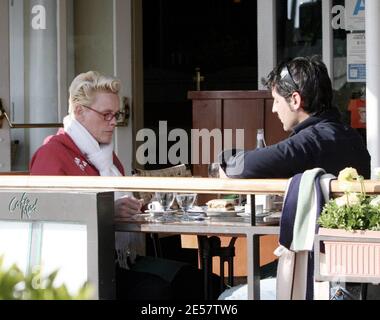 Exclusif !! Brigitte Nielsen et son jouet Mattia Dessi déjeunent au Cafe Med à West Hollywood, Californie. Nielsen, qui n'aurait que 43 ans, semble montrer des signes d'âge. 1/28/07 [[rac]] Banque D'Images