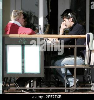 Exclusif !! Brigitte Nielsen et son jouet Mattia Dessi déjeunent au Cafe Med à West Hollywood, Californie. Nielsen, qui n'aurait que 43 ans, semble montrer des signes d'âge. 1/28/07 [[rac]] Banque D'Images