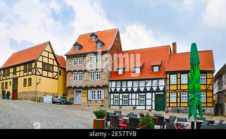 Panorama de la Schlossbergplatz (place Schlossberg), située sur la pente de la colline du château, Quedlinburg, Harz, Allemagne Banque D'Images