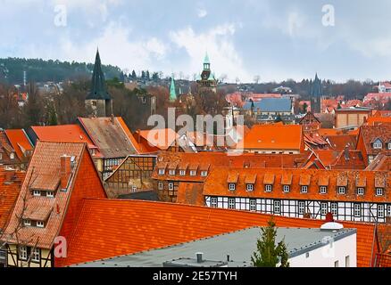 Admirez le paysage urbain de Quedlinburg depuis la colline du château, surplombant les toits de tuiles rouges, les tours et les flèches, Harz, Allemagne Banque D'Images