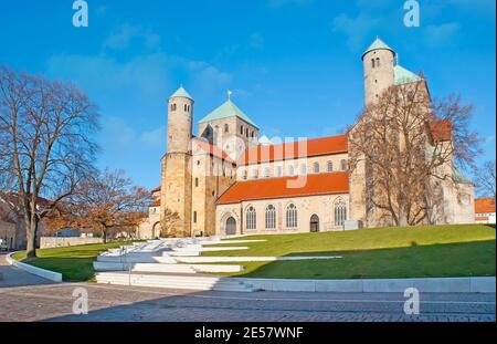 Les grandes tours en pierre et l'immense bâtiment roman de la cathédrale de Hildesheim (Dom), situé sur la place Domhof, en Allemagne Banque D'Images