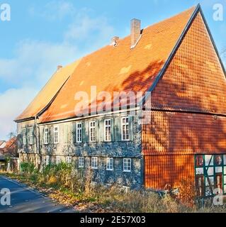 L'ancienne maison de séjour dans la rue Kehrwiederwall est entièrement couverte de tuiles de couleurs rougeâtre et gris, Hildesheim, Allemagne Banque D'Images