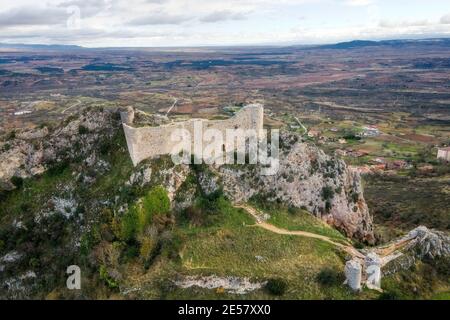 Vue aérienne du château et du village de Poza de la Sal à Burgos, Castille et Leon, Espagne. Vidéos 4k de haute qualité Banque D'Images