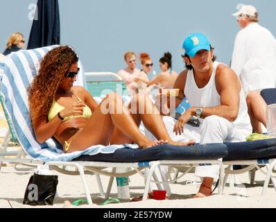 Exclusif !! Bobby Larios et un ami passent un après-midi à Miami Beach. La paire avait un plongeon dans l'océan et baigné de soleil tandis que Bobby avait le ceviche du stand de ceviche local, 3/14/07 [[TAG ccm]] Banque D'Images