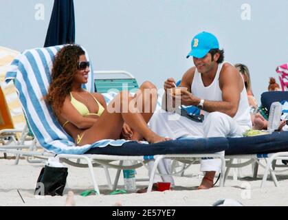 Exclusif !! Bobby Larios et un ami passent un après-midi à Miami Beach. La paire avait un plongeon dans l'océan et baigné de soleil tandis que Bobby avait le ceviche du stand de ceviche local, 3/14/07 [[TAG ccm]] Banque D'Images
