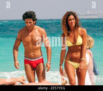 Exclusif !! Bobby Larios et un ami passent un après-midi à Miami Beach. La paire avait un plongeon dans l'océan et baigné de soleil tandis que Bobby avait le ceviche du stand de ceviche local, 3/14/07 [[TAG ccm]] Banque D'Images