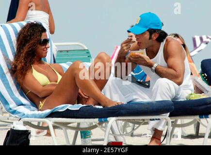 Exclusif !! Bobby Larios et un ami passent un après-midi à Miami Beach. La paire avait un plongeon dans l'océan et baigné de soleil tandis que Bobby avait le ceviche du stand de ceviche local, 3/14/07 [[TAG ccm]] Banque D'Images