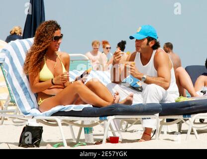 Exclusif !! Bobby Larios et un ami passent un après-midi à Miami Beach. La paire avait un plongeon dans l'océan et baigné de soleil tandis que Bobby avait le ceviche du stand de ceviche local, 3/14/07 [[TAG ccm]] Banque D'Images