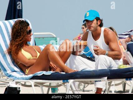Exclusif !! Bobby Larios et un ami passent un après-midi à Miami Beach. La paire avait un plongeon dans l'océan et baigné de soleil tandis que Bobby avait le ceviche du stand de ceviche local, 3/14/07 [[TAG ccm]] Banque D'Images