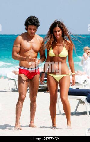 Exclusif !! Bobby Larios et un ami passent un après-midi à Miami Beach. La paire avait un plongeon dans l'océan et baigné de soleil tandis que Bobby avait le ceviche du stand de ceviche local, 3/14/07 [[TAG ccm]] Banque D'Images