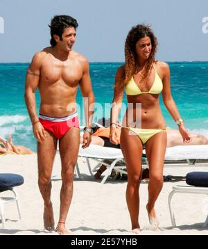 Exclusif !! Bobby Larios et un ami passent un après-midi à Miami Beach. La paire avait un plongeon dans l'océan et baigné de soleil tandis que Bobby avait le ceviche du stand de ceviche local, 3/14/07 [[TAG ccm]] Banque D'Images