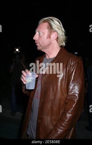 L'exclusif Boris Becker est à gauche en tenant la bourse de la petite amie Sharlelly Kerssenberg à une fête pour la chanteuse Erika Jayne au Setai à Miami Beach, Floride, le 23 mars 2007. [[balise]] Banque D'Images