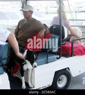 Exclusif !! La superstar du golf Tiger Woods et sa femme Elin font une pause de leur yacht « Privacy » pour aller à une salle de sport locale. Même si Elin est enceinte et montre, elle aime toujours s'y mettre et rester en forme. Miami Beach, Floride, 3/25/07 [[tag]] Banque D'Images