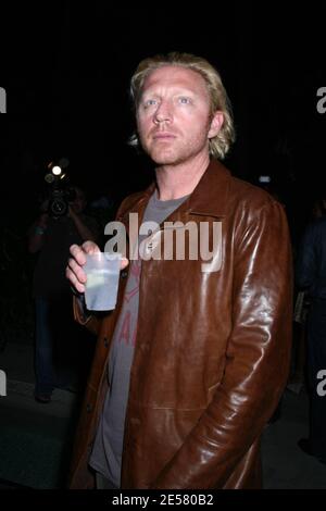 L'exclusif Boris Becker est à gauche en tenant la bourse de la petite amie Sharlelly Kerssenberg à une fête pour la chanteuse Erika Jayne au Setai à Miami Beach, Floride, le 23 mars 2007. [[balise]] Banque D'Images