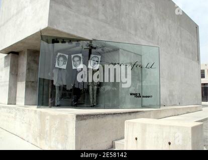 Magasin de vêtements Maxfield's à Los Angeles, ca. Sautent sur le bébé bandwagon. Le magasin dispose d'une vitrine très intéressante avec les chefs de basé autour des résultats imminents de l'ADN de la fille d'Anna Nicole Smith Dannielynn Hope. 4/5/07 [[ral]] Banque D'Images