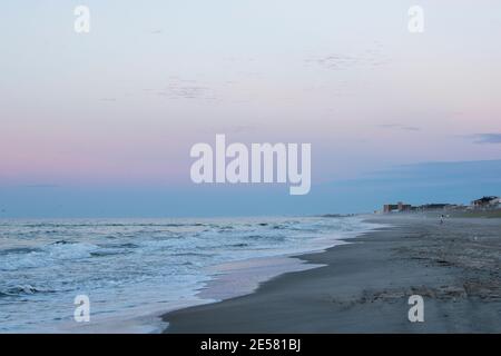 Une plage presque vide à la lumière de l'aube. Banque D'Images