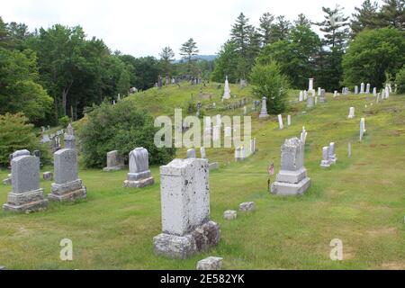 Pierres gravées sur les collines d'un cimetière du Vermont en été Banque D'Images