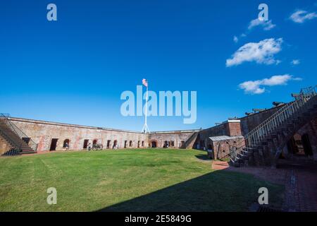 Vue sur le terrain de parade du parc national de fort Macon à Atlantic Beach, en Caroline du Nord. Le fort Macon a été construit après la guerre de 1812 pour défendre le port de Beaufort. Banque D'Images