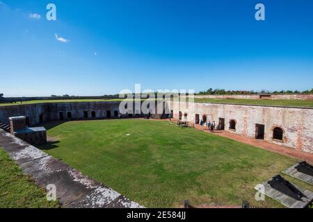 Vue surélevée du terrain de parade du parc national de fort Macon à Atlantic Beach, en Caroline du Nord. Le fort Macon a été construit après la guerre de 1812 pour défendre Beaufort Banque D'Images