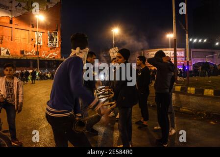 Tripoli, Liban, 26 janvier 2021. Des manifestants se préparent à bloquer une route dans le centre de Tripoli alors que les citoyens de la ville la plus pauvre du Liban descendent dans les rues pendant ce qui a été appelé le plus dur confinement au monde. Un couvre-feu de 24 heures avec la plupart des industries et presque tous les magasins de détail, y compris les magasins d'alimentation fermés par des restrictions de pandémie jusqu'au 8 février, signifie que les travailleurs de jour ne peuvent pas travailler. Les laisser dans l'incapacité de se permettre de nourrir leurs familles pendant la période de 25 jours, car le verrouillage rapide est venu sans le soutien du gouvernement. Elizabeth FITT crédit: Elizabeth FITT/Alay Live News Banque D'Images