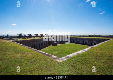 Vue surélevée du terrain de parade du parc national de fort Macon à Atlantic Beach, en Caroline du Nord. Le fort Macon a été construit après la guerre de 1812 pour défendre Beaufort Banque D'Images