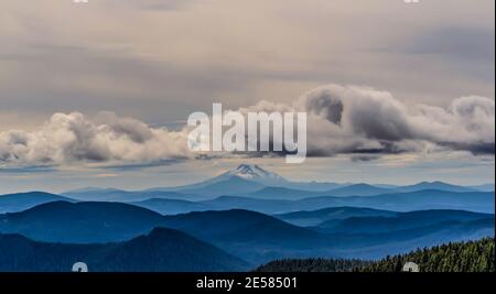 Mt Jefferson, Oregon, vue depuis le télésiège sur Mt Hood, Oregon Banque D'Images