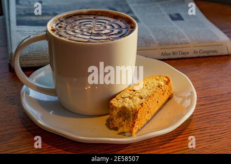 Latte et Biscotti : Bonjour ! Banque D'Images