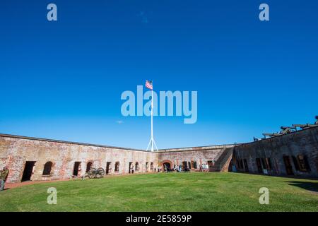 Vue sur le terrain de parade du parc national de fort Macon à Atlantic Beach, en Caroline du Nord. Le fort Macon a été construit après la guerre de 1812 pour défendre le port de Beaufort. Banque D'Images